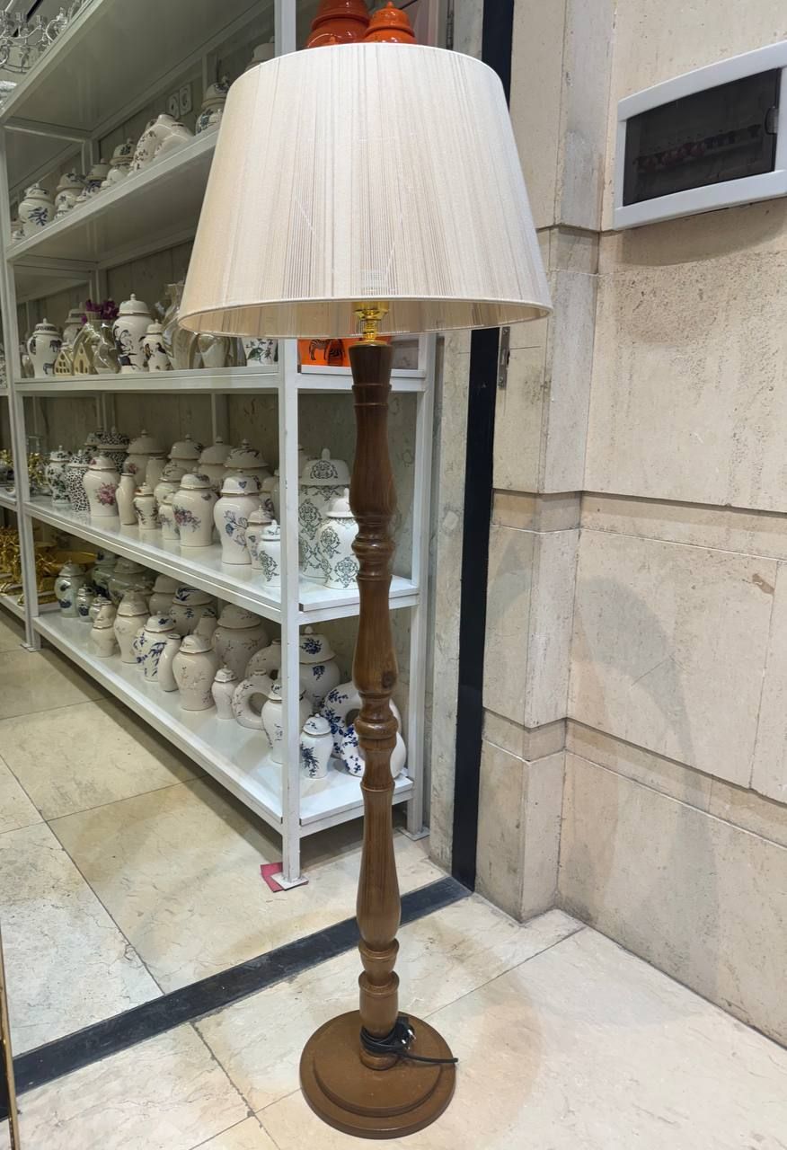 آباژور ایستاده کنارسالنی چوبی